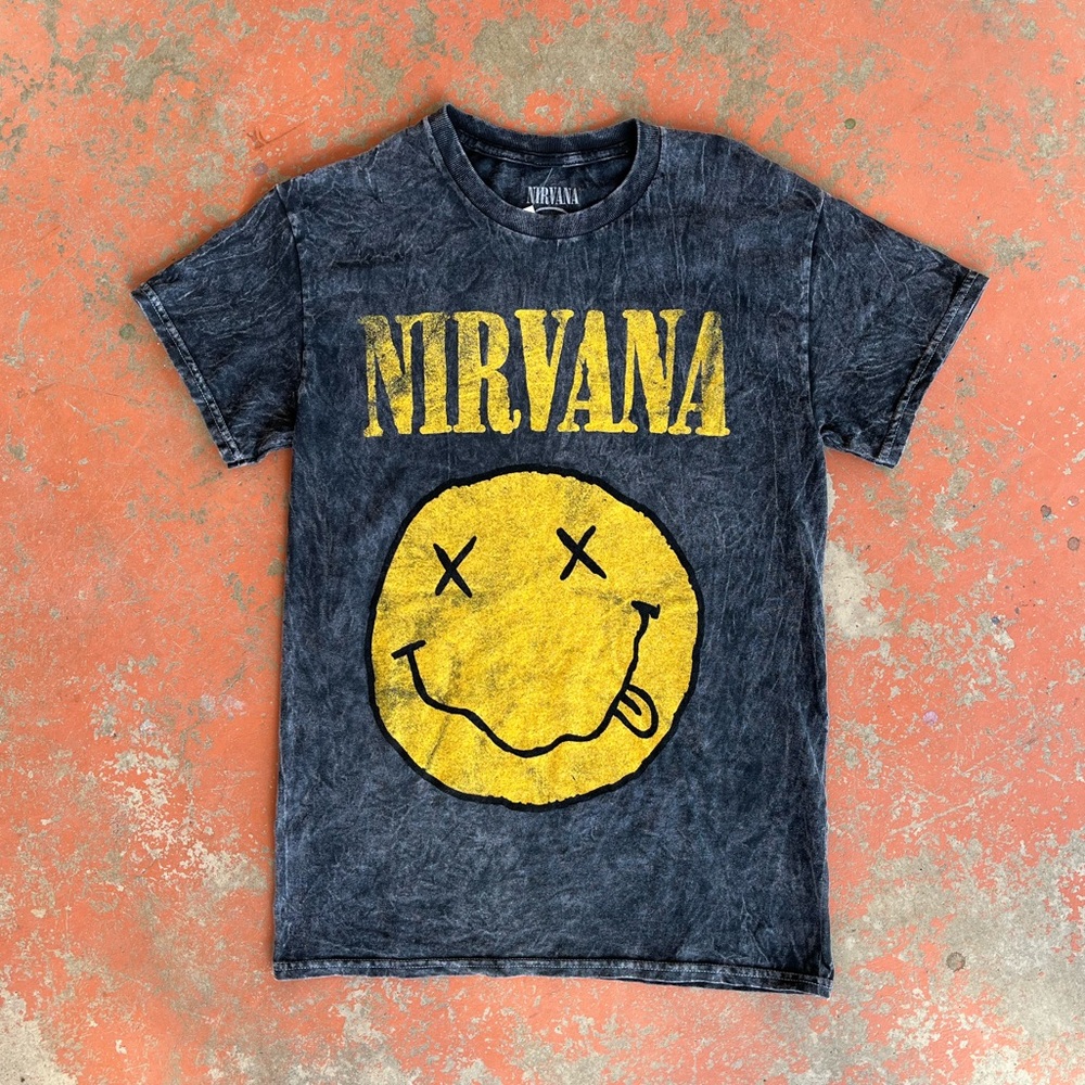 NIRVANA Smiley Face Graphic Distressed Vintage Tee Shirt NWT Teen Spirit Kurt